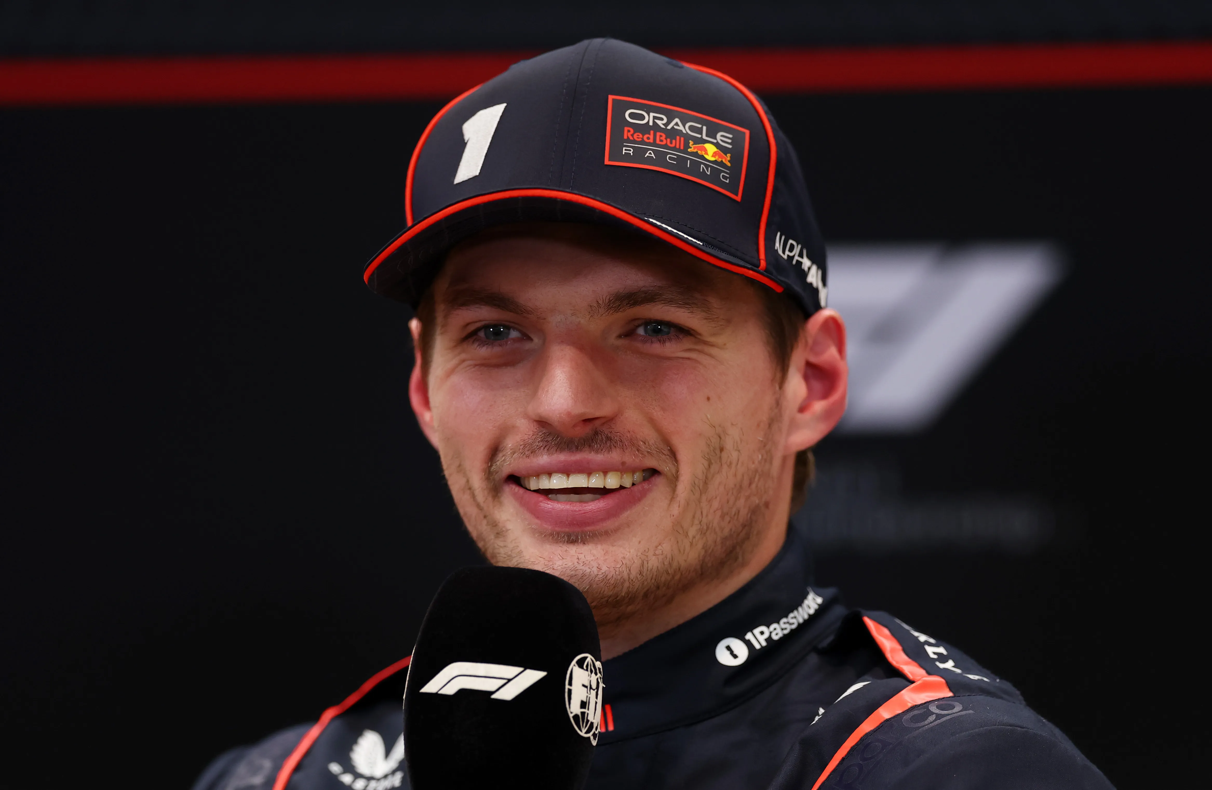Max Verstappen sonríe en rueda de prensa (GETTY IMAGES)