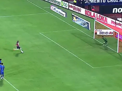 Javier Hernández tuvo el pase para Chivas pero mandó el penal a las nubes