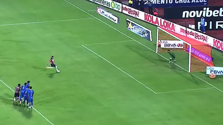 Javier Hernández tuvo la victoria para Chivas pero mandó un penal a las nubes