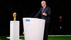 Gianni Infantino, presidente de la FIFA, junto a la Copa del Mundo