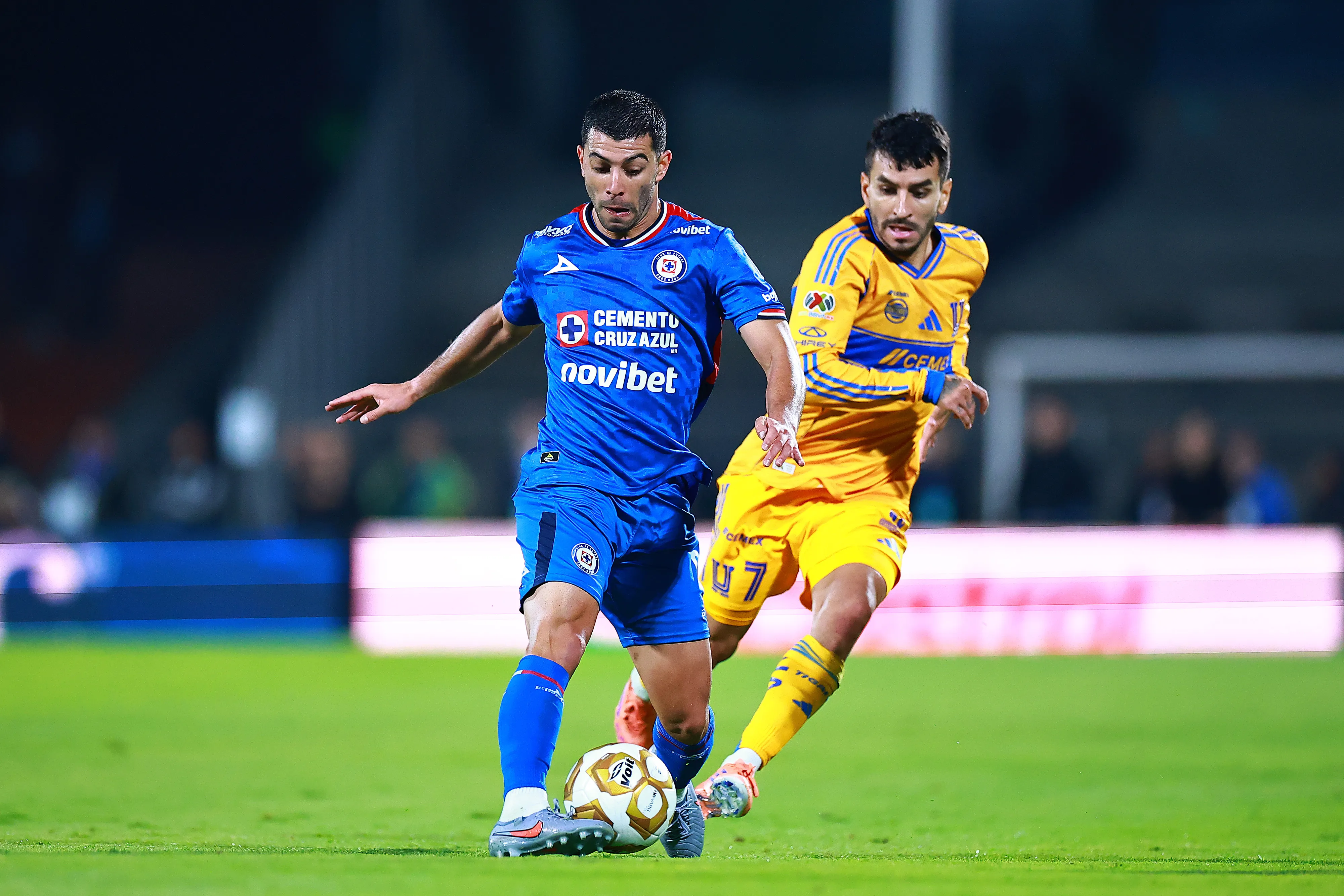 Erik Lira y Angel Correa luchan por el balón (Getty Images)