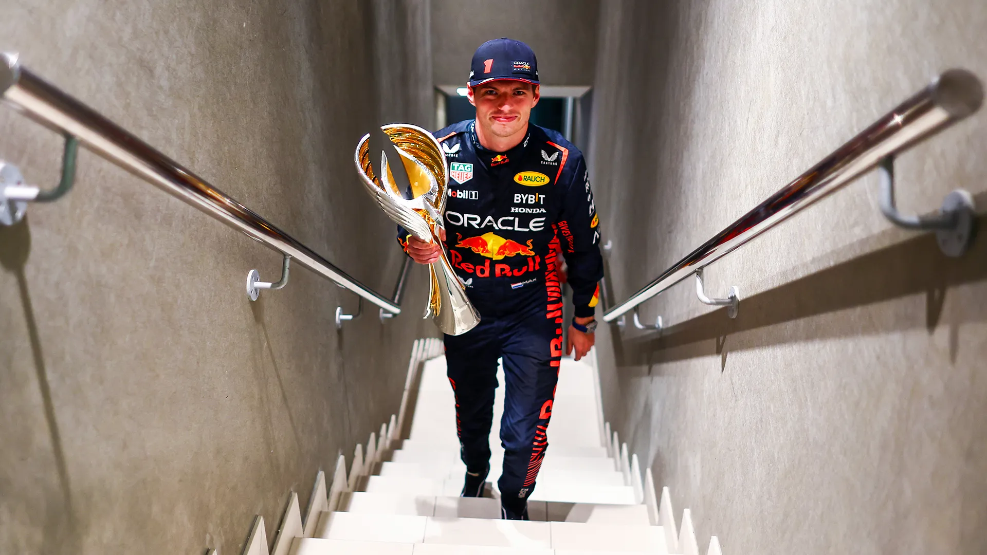 Max Verstappen con el trofeo del GP de Abu Dhabi 2023 (GETTY IMAGES)