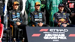 Oscar Piastri, Lando Norris y Max Verstappen en la foto de fin de temporada