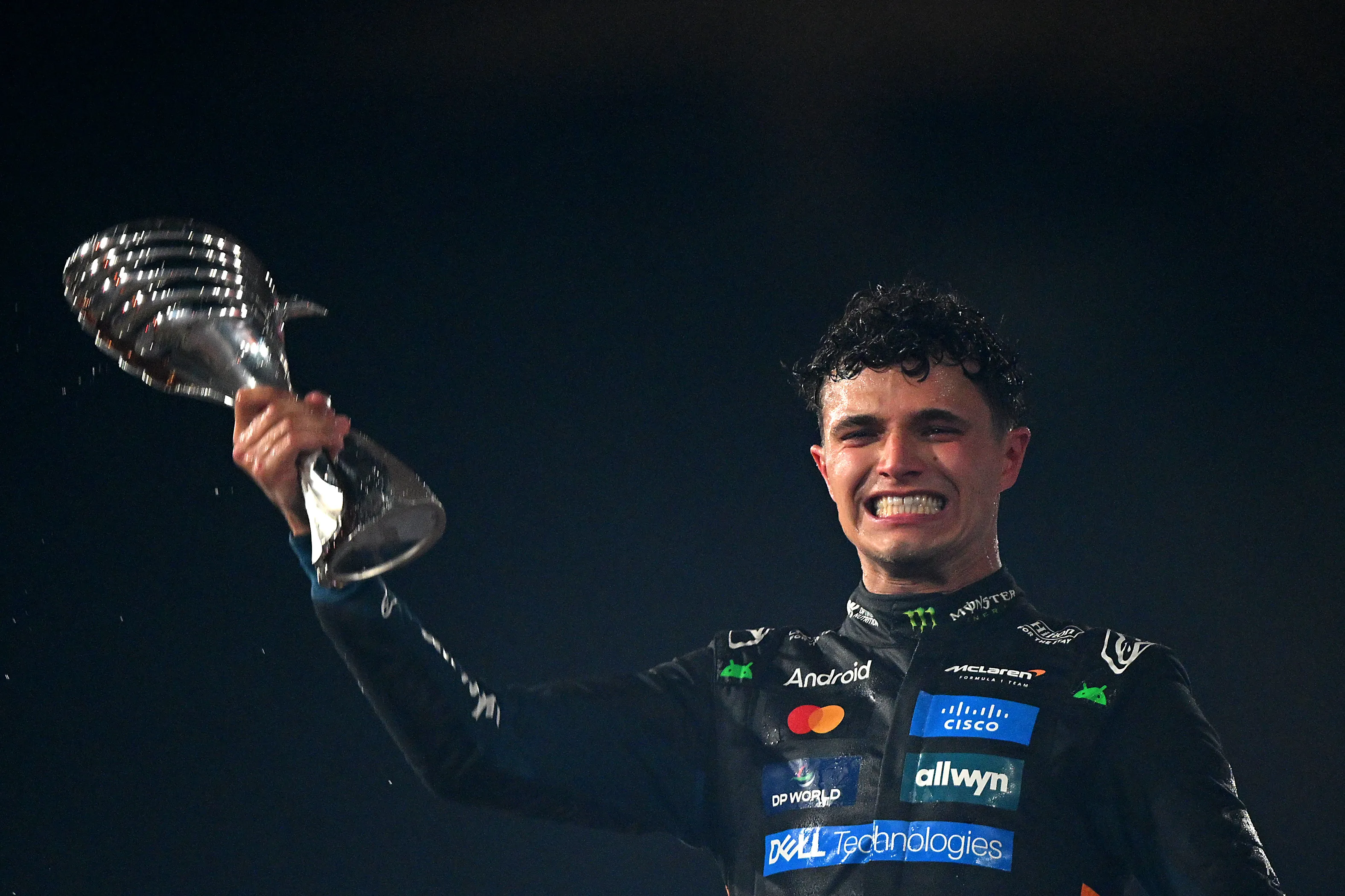 Lando Norris, con el trofeo del tercer puesto del GP de Abu Dhabi (GETTY IMAGES)