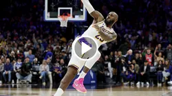 LeBron lideró a los Lakers hacia la victoria