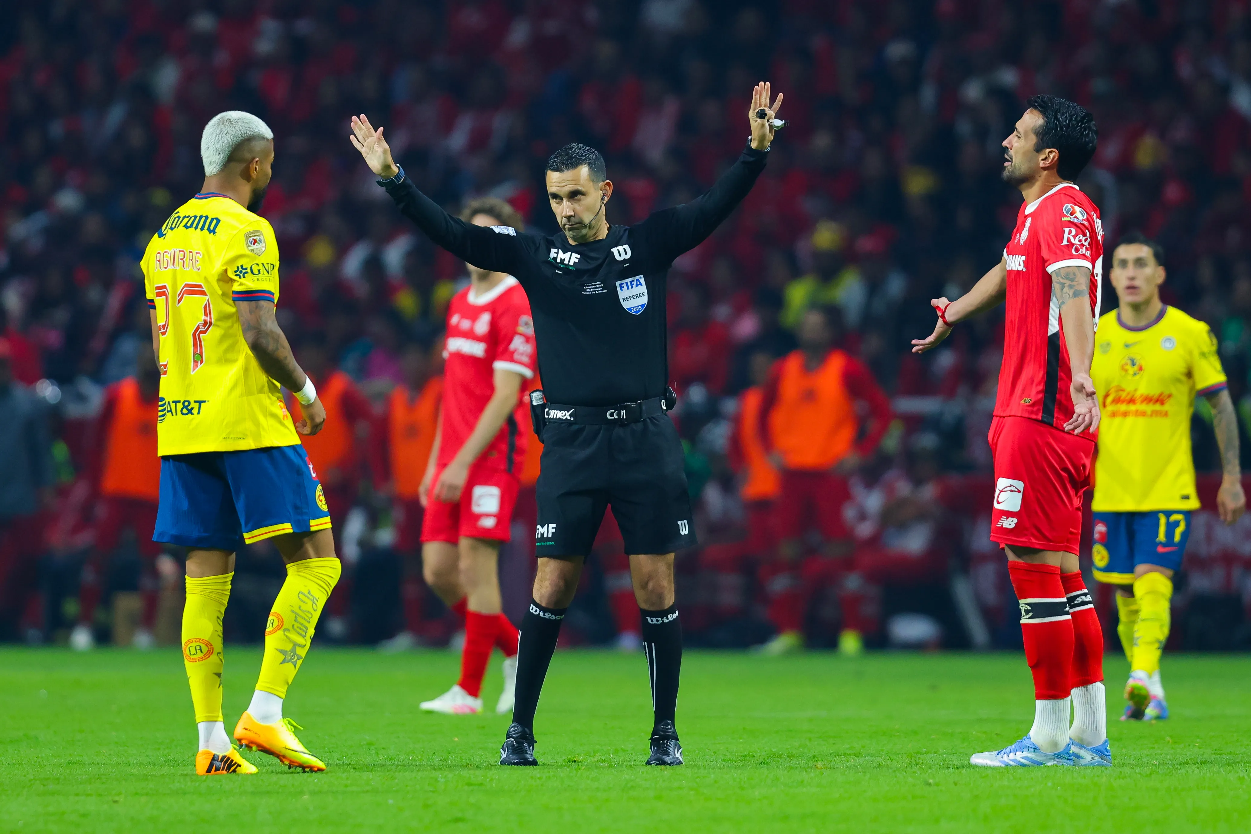 César Ramos dirigiendo la final del Clausura [Foto: Getty]