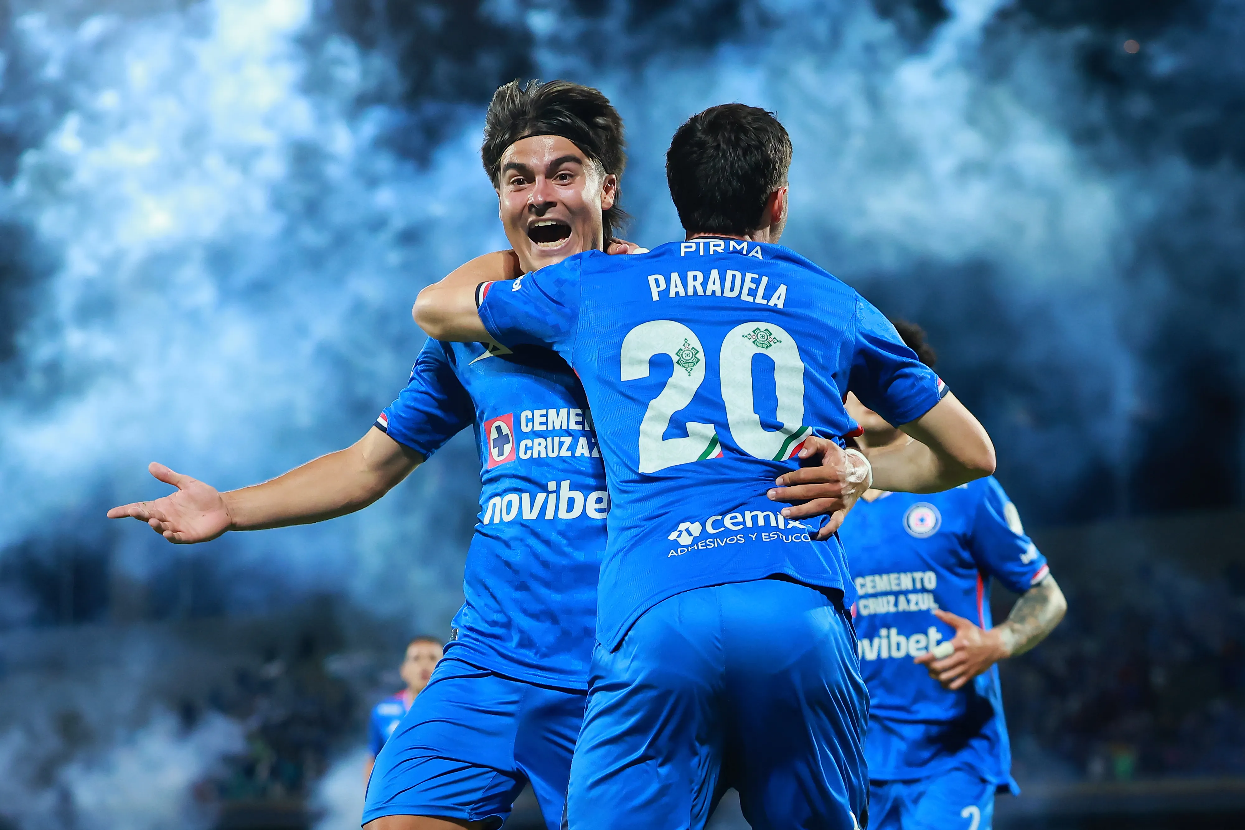Jose Paradela y Luka Romero celebran un gol de Cruz Azul (GETTY IMAGES)