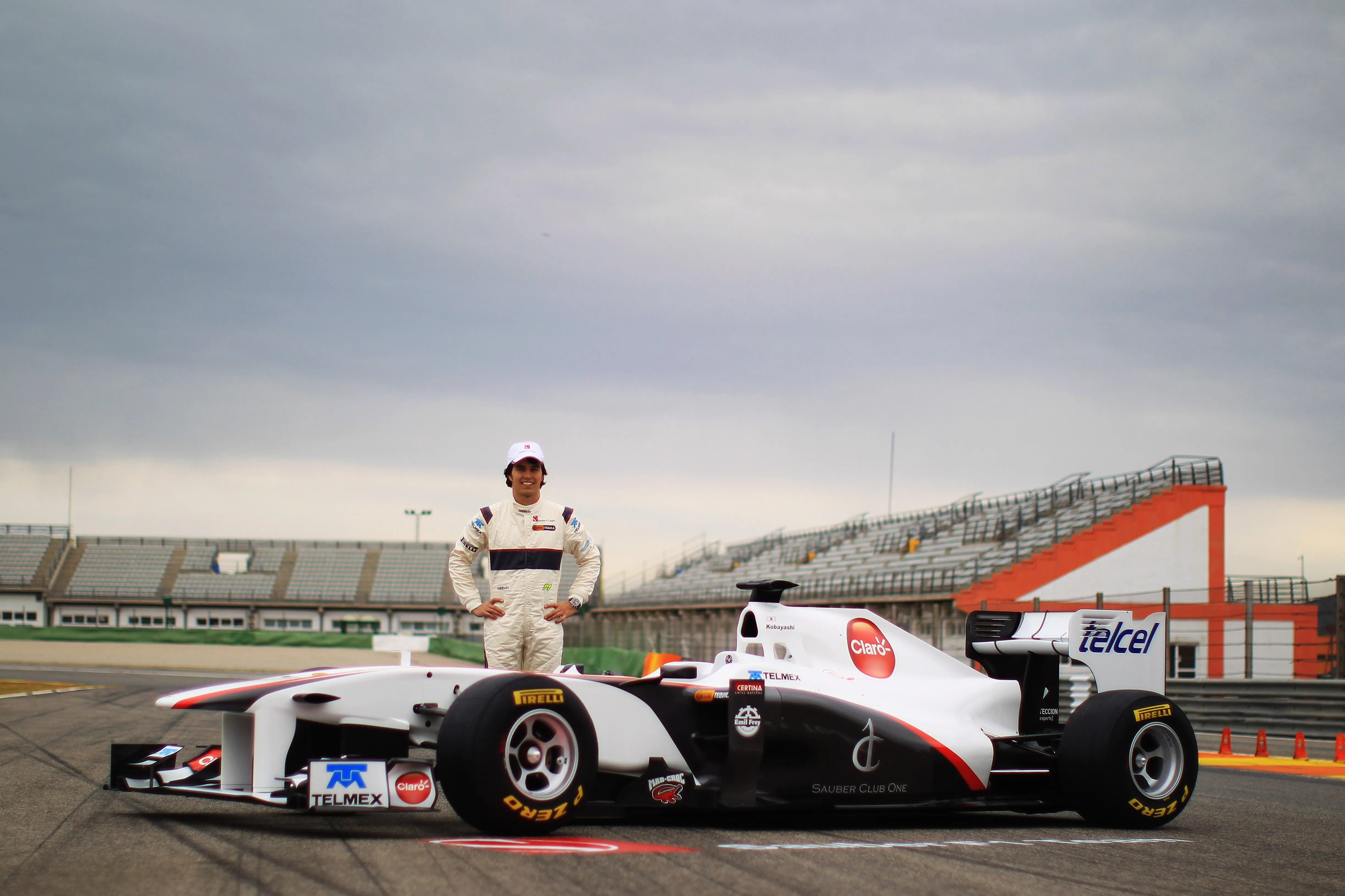 Sergio Perez junto al Sauber C30-Ferrari (GETTY IMAGES)