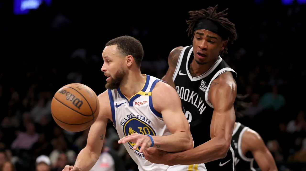Stephen Curry y el jugador que buscarían los Warriors. (Foto: Getty Images)