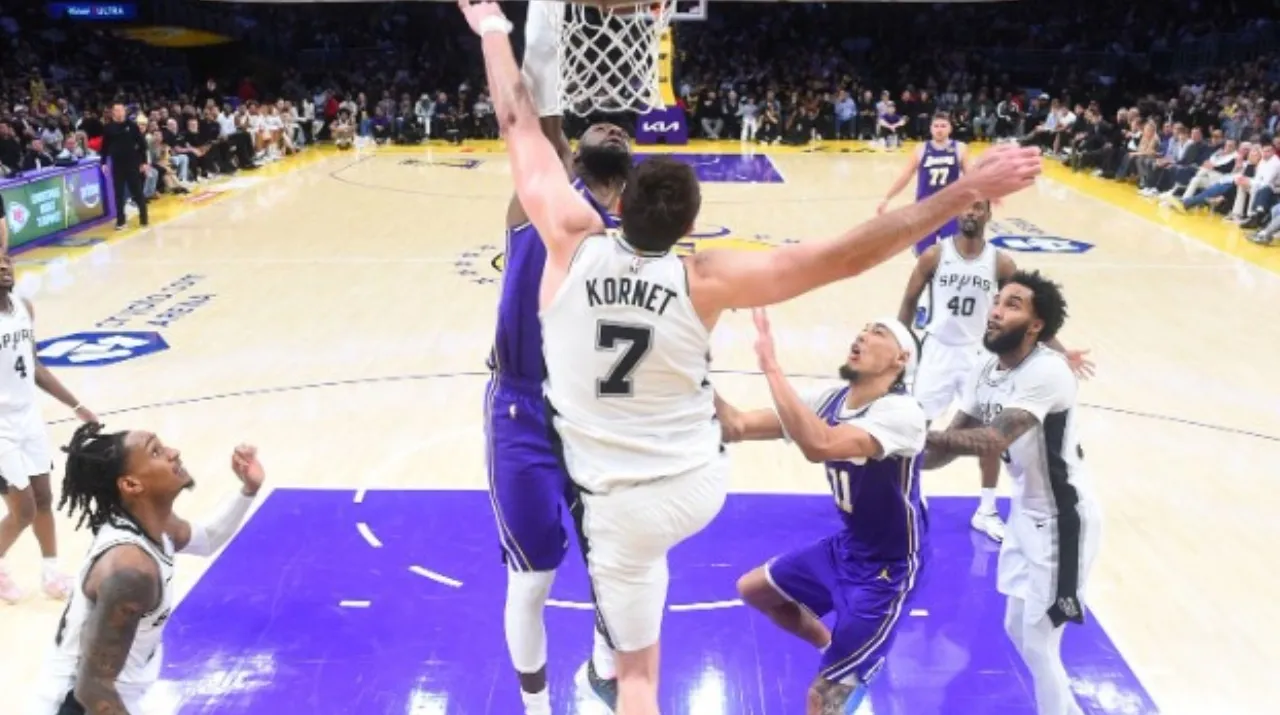 Parte de la gran jugada de LeBron en Lakers vs. Spurs. (Foto: Getty Images)