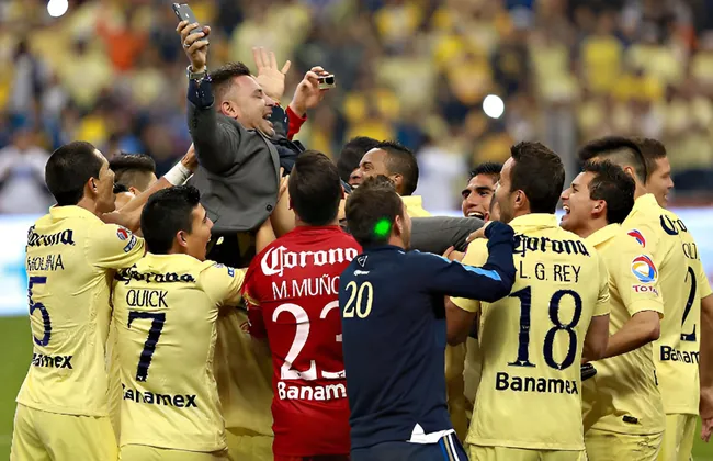 El festejo de Mohamed tras ganarle la final a Tigres en 2014 [Foto: Getty]