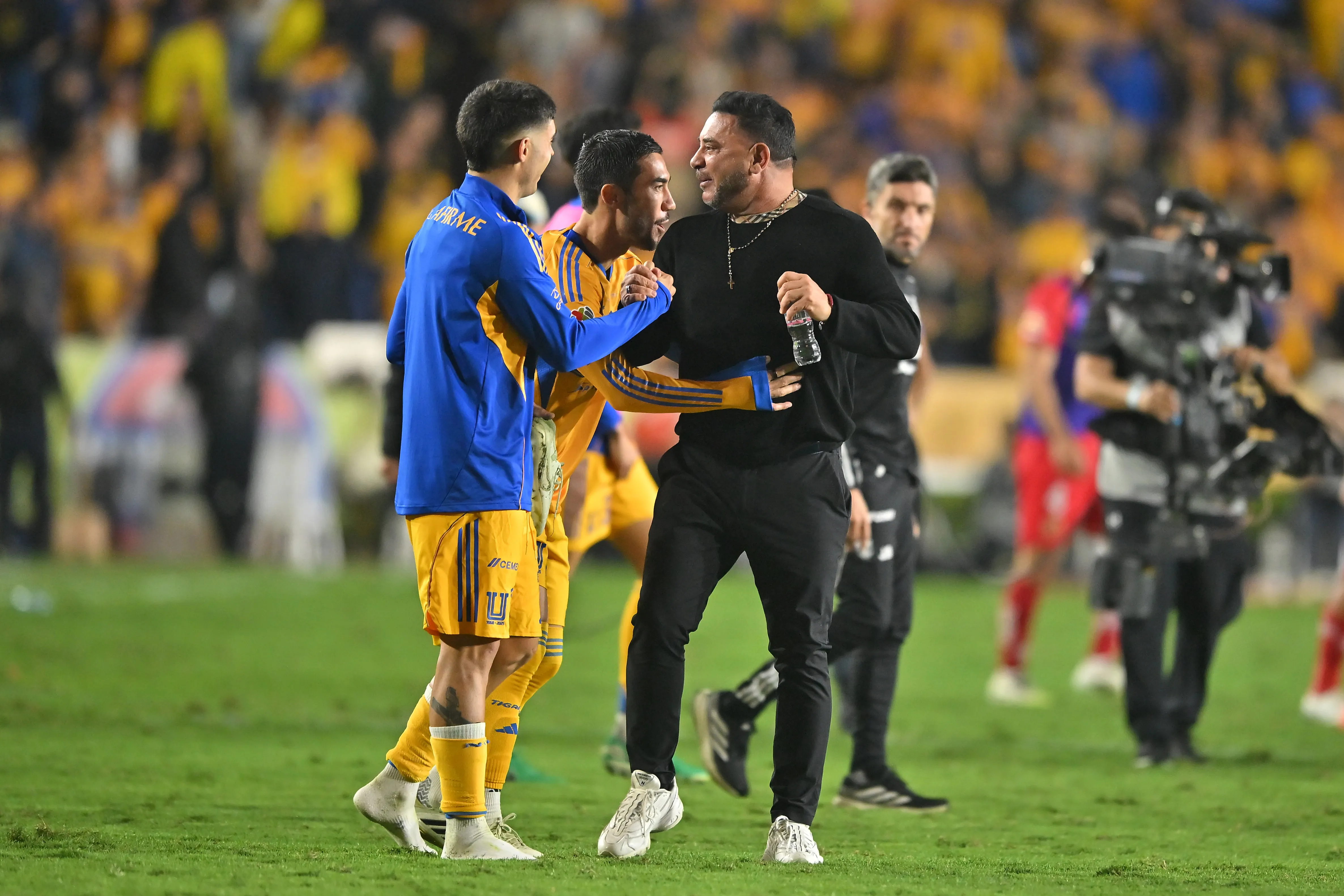 Mohamed y un momento de risas con los jugadores de Tigres [Foto: Getty]