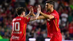 Angulo y Paulinho festejan uno de los goles de Toluca.