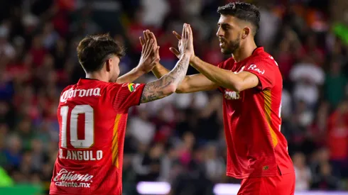 Angulo y Paulinho festejan uno de los goles de Toluca.