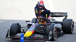 Max Verstappen junto al RB21