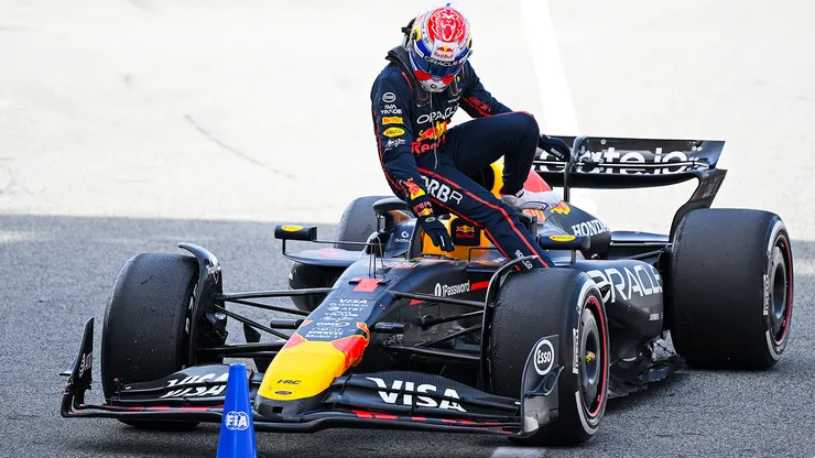 Max Verstappen junto al RB21