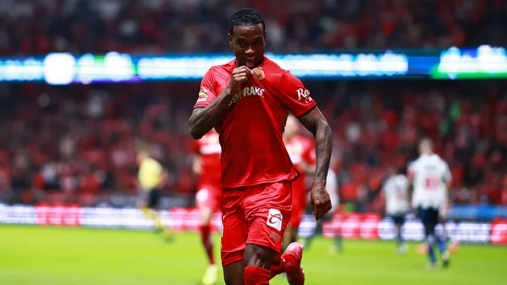 Helinho descuenta para Toluca en la final ante Tigres.