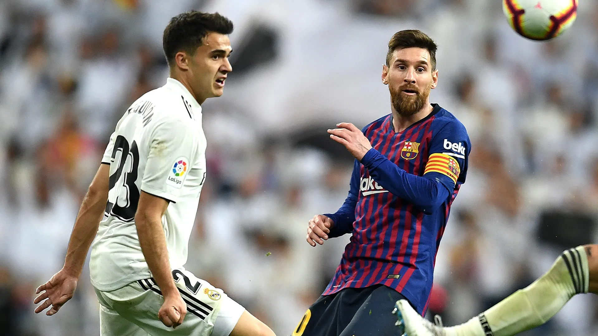 Sergio Reguilón y Lionel Messi en un Real Madrid vs. Barcelona de 2019 (GETTY IMAGES)