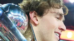 Marcel Ruiz sostiene el trofeo de campeón: Toluca volvió a hacerlo