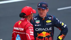 Lewis Hamilton y Max Verstappen platicando