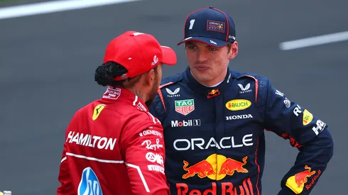 Lewis Hamilton y Max Verstappen platicando