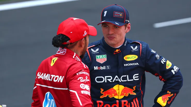 Lewis Hamilton y Max Verstappen platicando