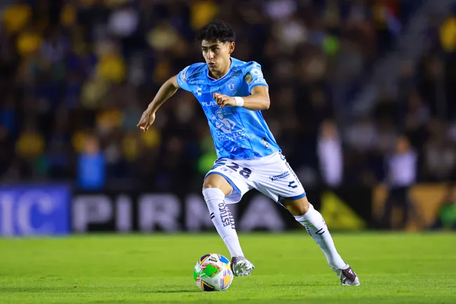 Elías Montiel con balón dominado (Getty Images)