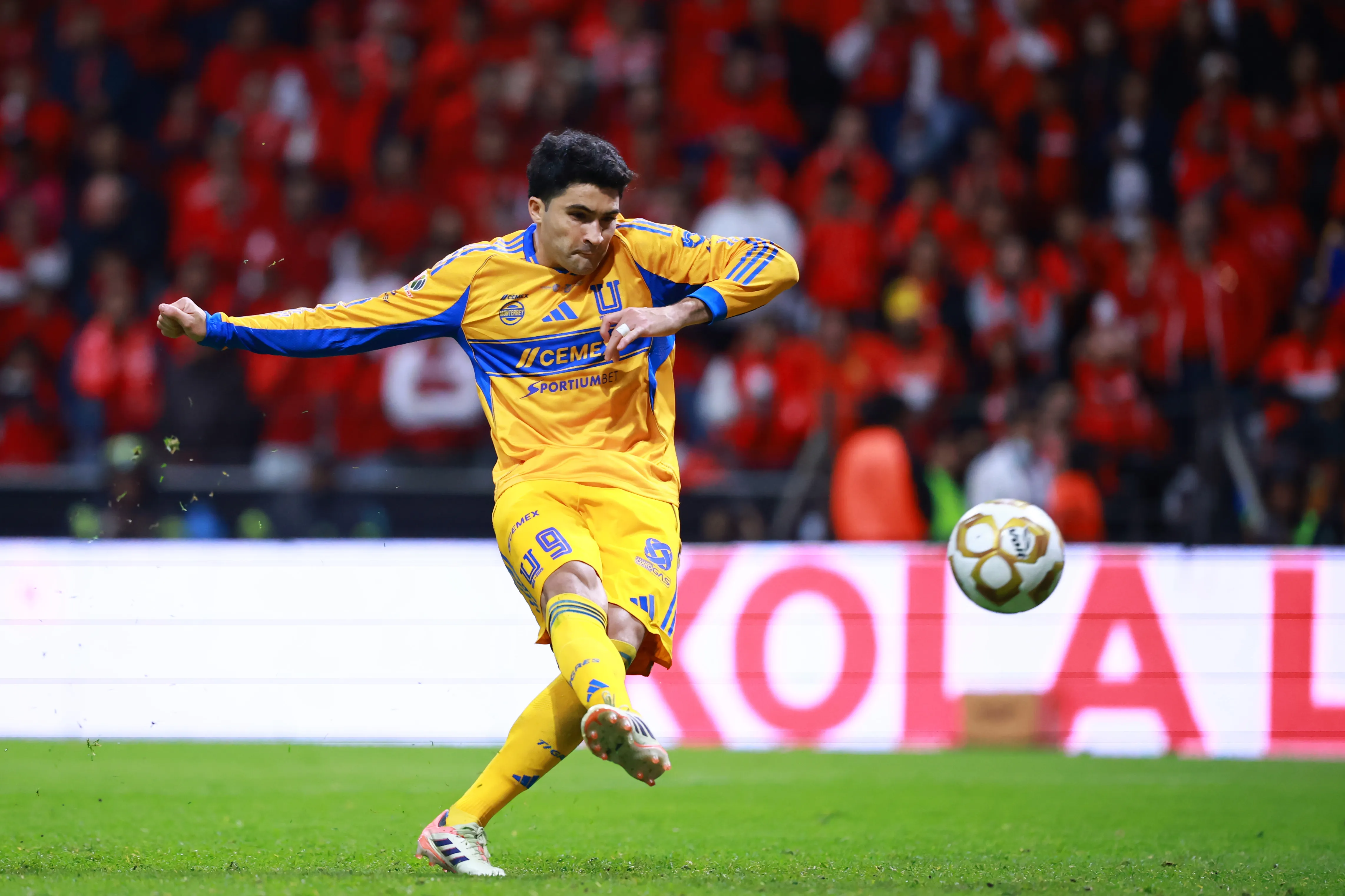 Nicolás Ibáñez falló el penal en la Final del Apertura 2025 ante Toluca. [Foto: Getty Images]