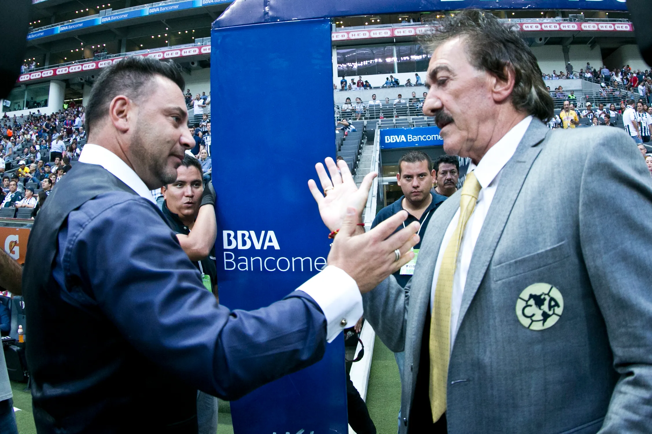 Antonio Mohamed y Ricardo La Volpe saludándose (Imago7)