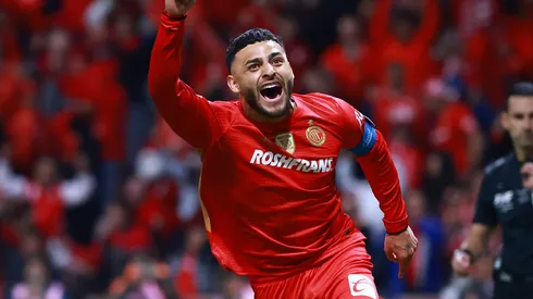 Alexis Vega fue criticado por su vestimenta