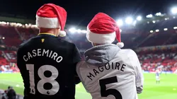Aficionados de Manchester Uinted con gorros navideños