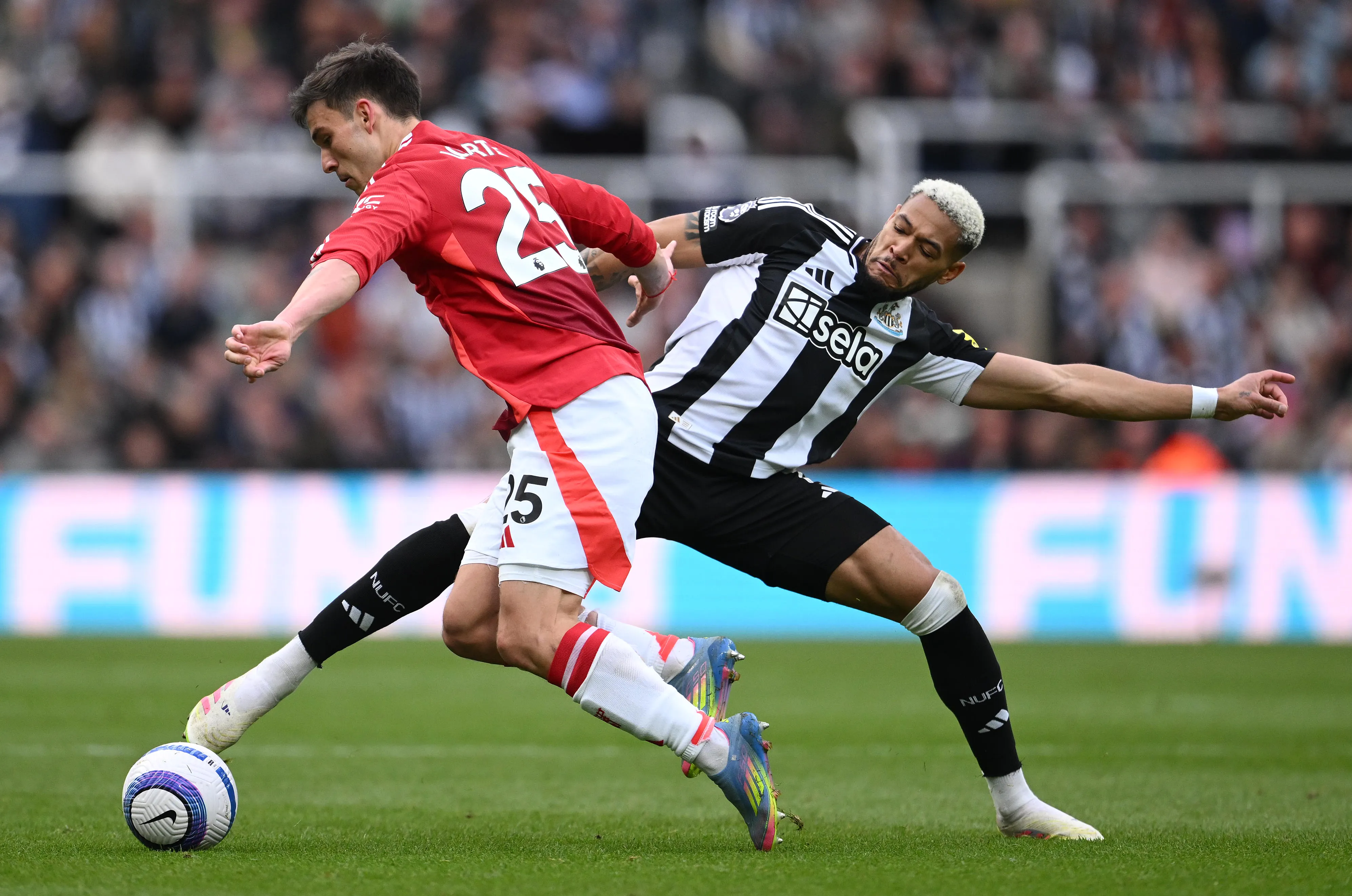 Manuel Ugarte y Joelinton luchan por un balón (GETTY IMAGES)