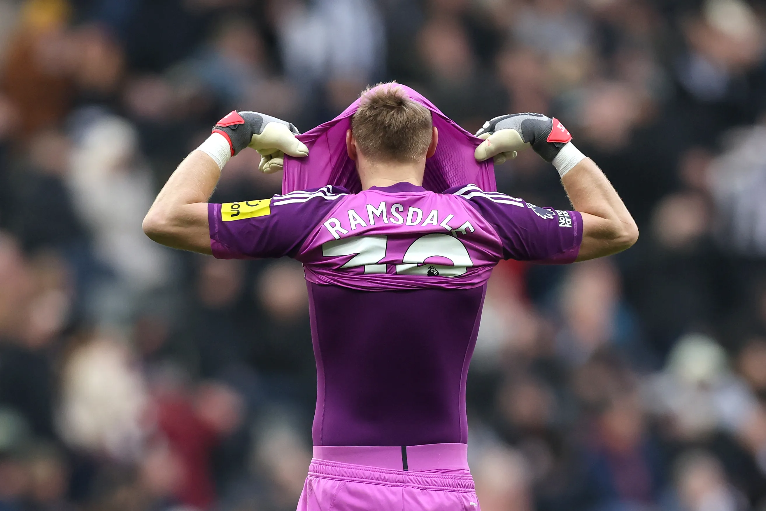 Aaron Ramsdale se lamenta con la playera de Newcastle (GETTY IMAGES)