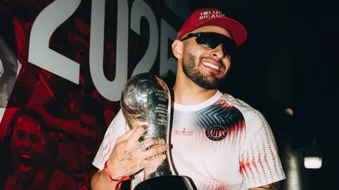 Alexis da el ejemplo dentro y fuera del campo.