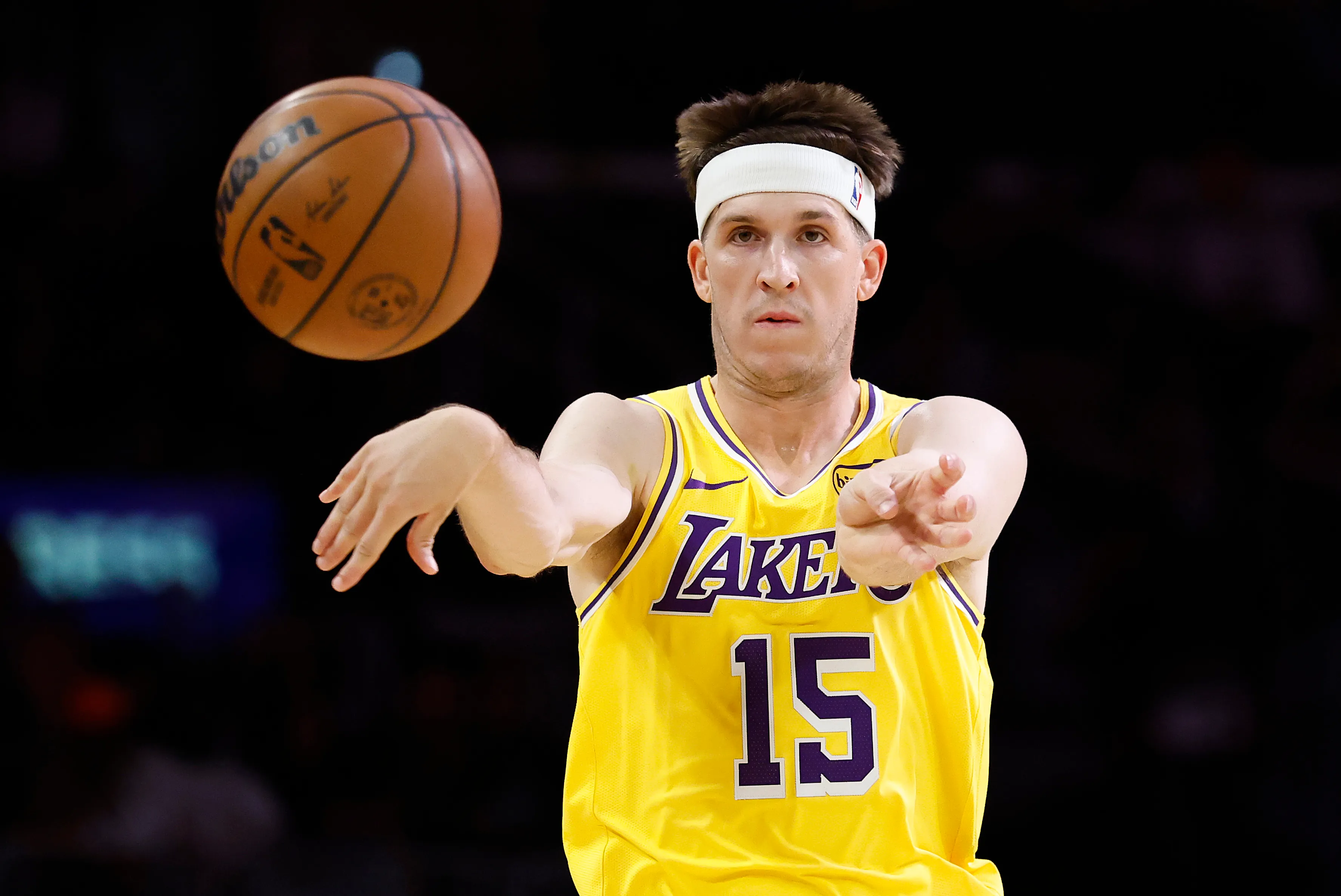 Austin Reaves lanza un balón con el jersey de Lakers (GETTY IMAGES)