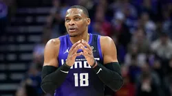Russell Westbrook acecha a LeBron James y agranda su figura.