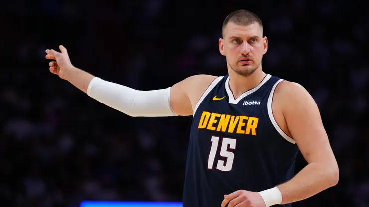 Luka Jokic salió lesionado ante Miami Heats.