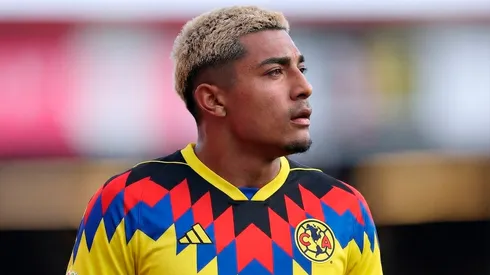 Julián Araujo con la playera de América