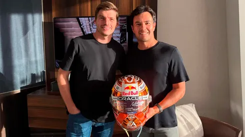 Max Verstappen le regaló un casco a Checo Pérez