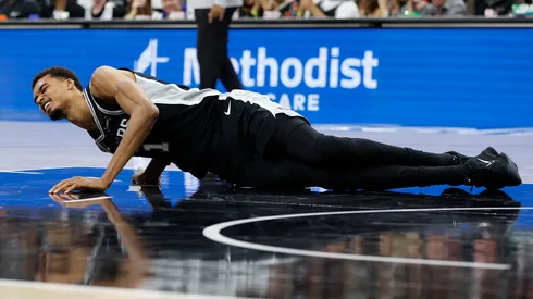 Victor Wembanyama vuelve a ser noticia por sus lesiones.