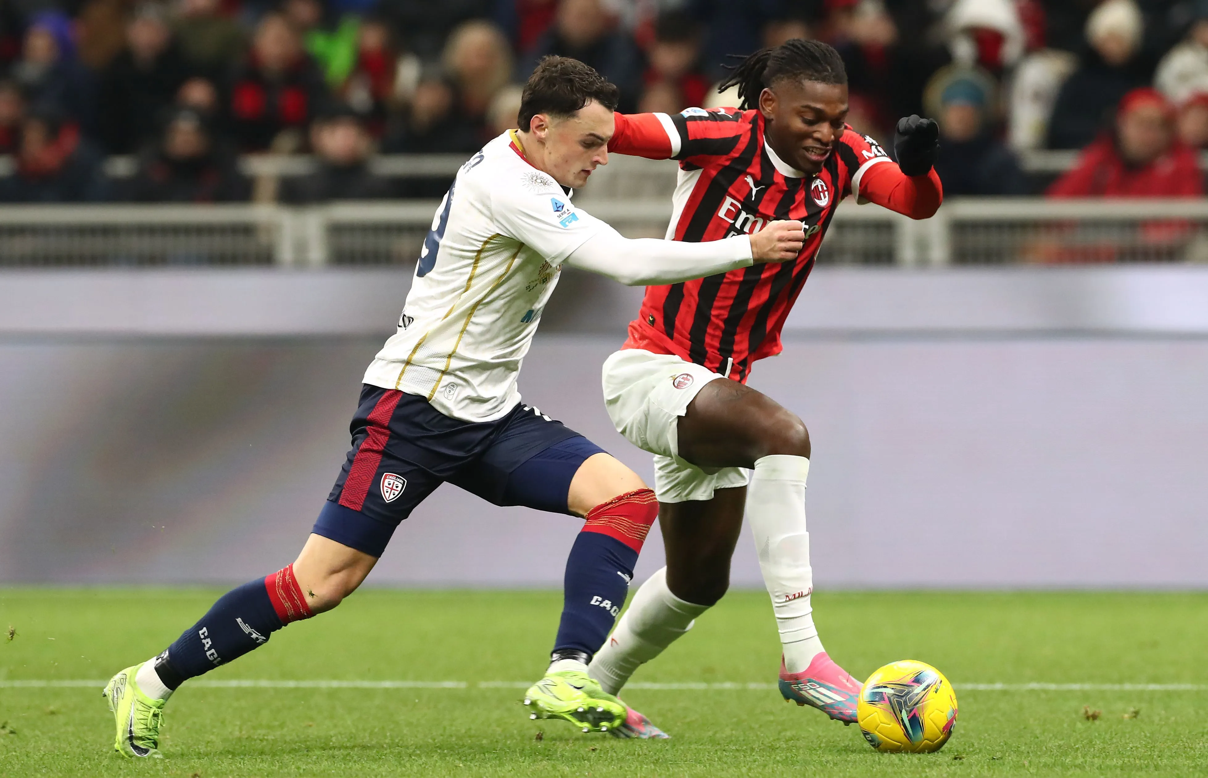 Rafael Leao y Nadir Zortea luchan por un balón en AC Milan vs. Cagliari (Getty Images)