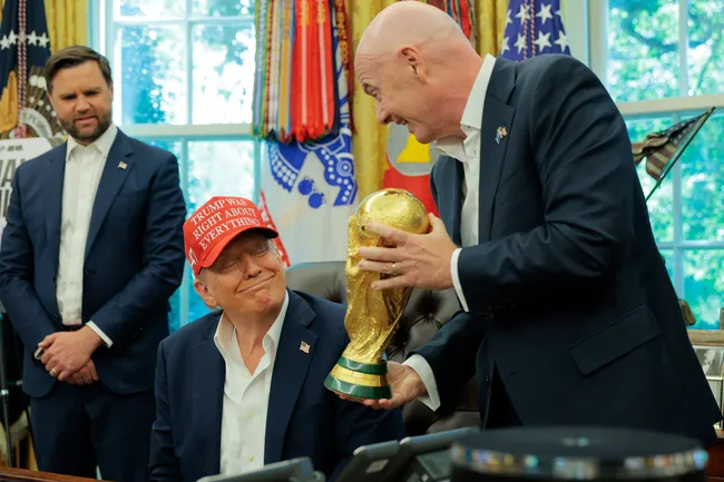 Gianni Infantino le enseña la Copa del Mundo a Donald Trump (GETTY IMAGES)