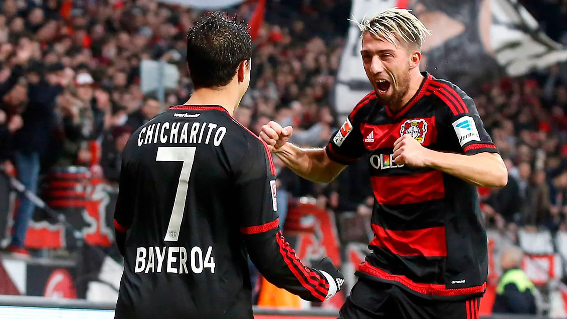 Chicharito celebra un gol con Kevin Kampl (GETTY IMAGES)