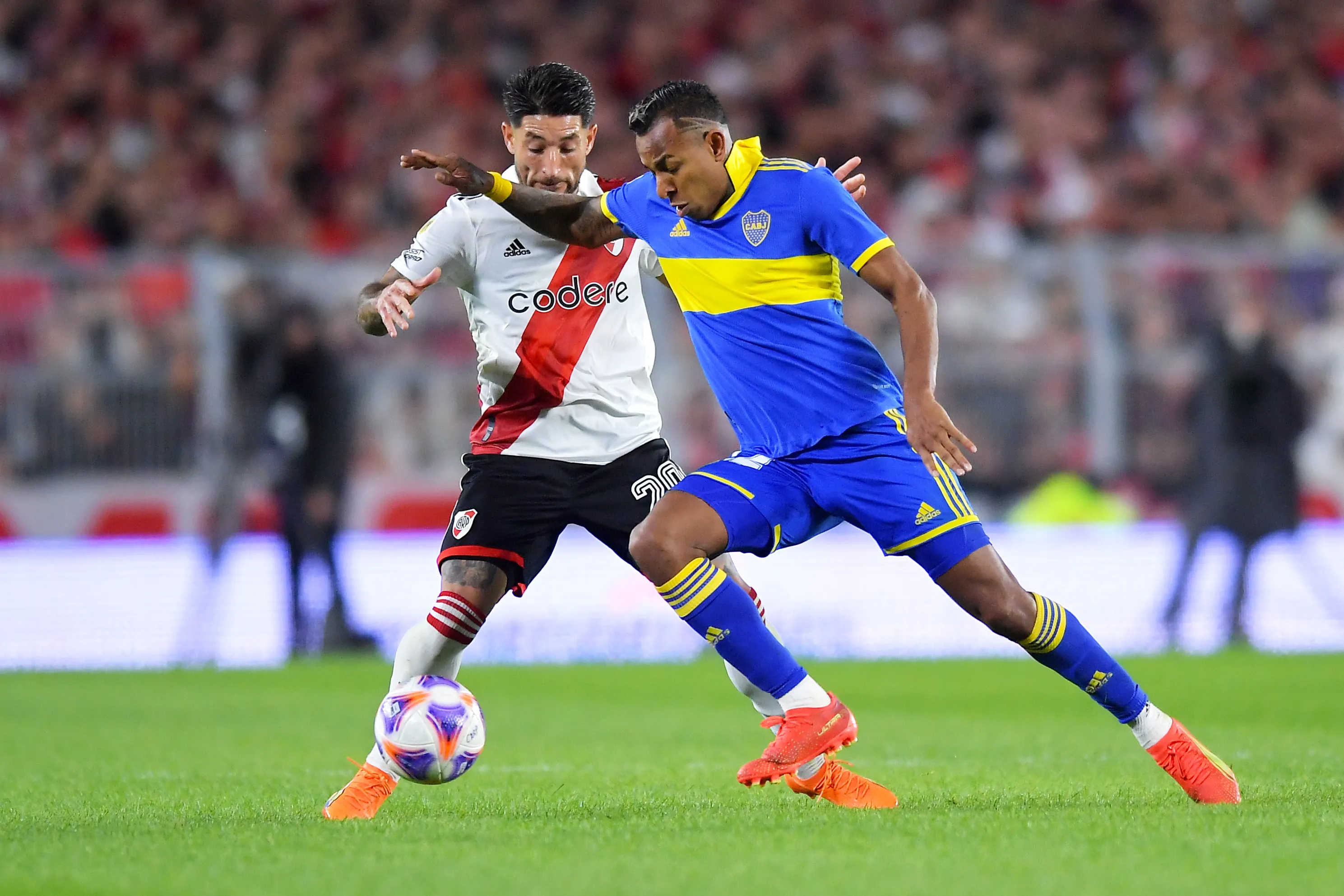 Sebastián Villa enfrentando a River con Boca (Getty Images)