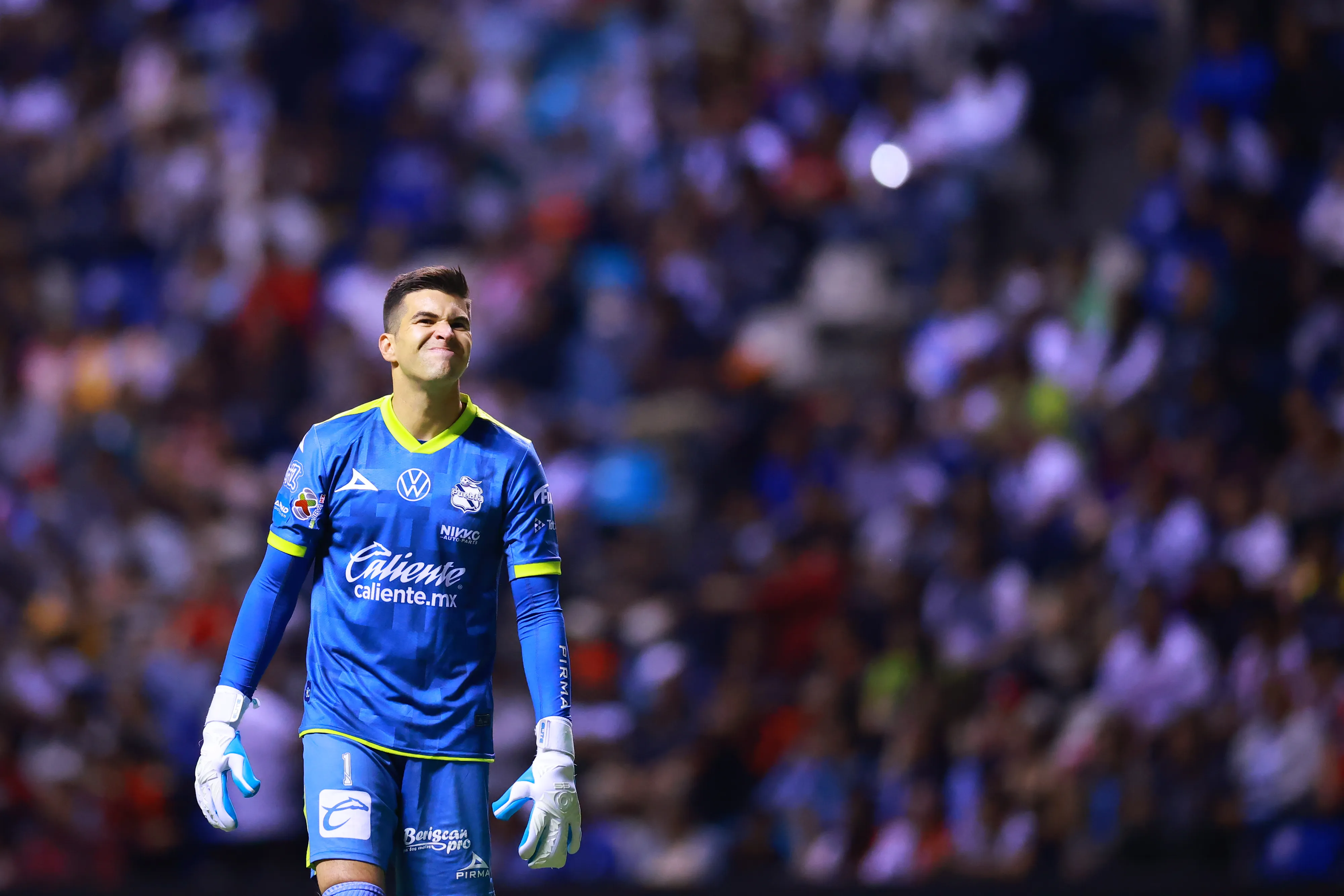 Julio González tiene un pie afuera de Puebla (GETTY IMAGES)