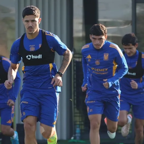 Henrique Simeone, segundo en la fila, está siendo parte de los entrenamientos con el primer equipo de Tigres UANL. (GETTY IMAGES)
