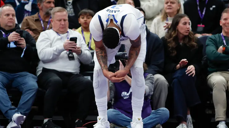 Anthony Davis volvió a sufrir una dura lesión que complica su futuro.