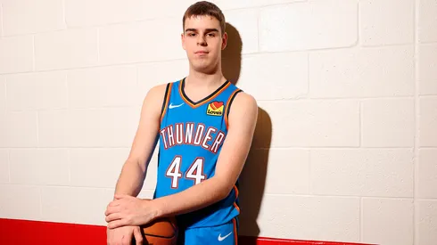 Nikola Topic dejó atrás cualquier tipo de enfermedad y espera su oportunidad en la NBA.