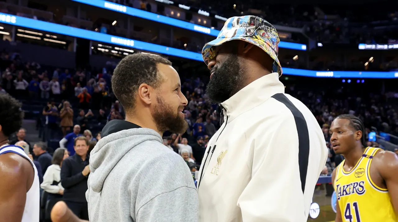 Stephen Curry y LeBron James en la NBA. (Foto: Getty Images)