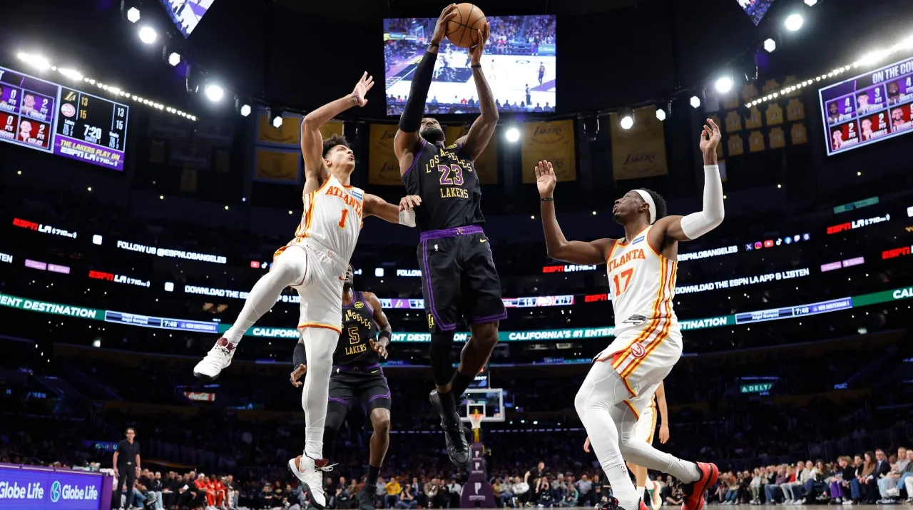 LeBron en la victoria de Lakers ante Hawks. (Foto: Getty Images)